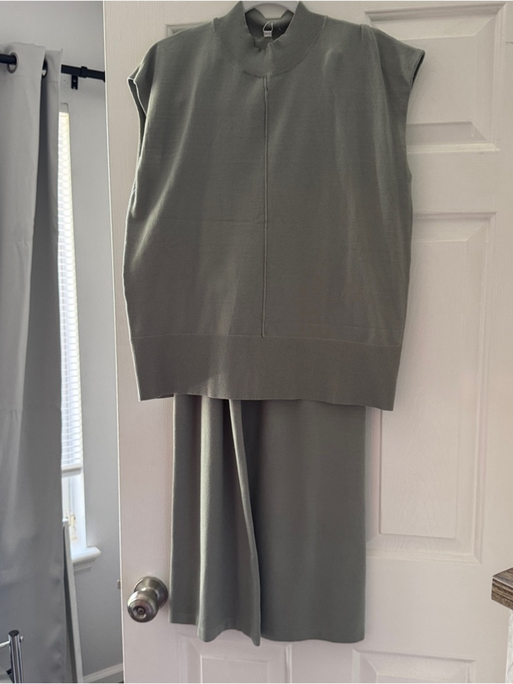 Sleeveless Knit Top and Skirt Set in Olive Green hole at seam